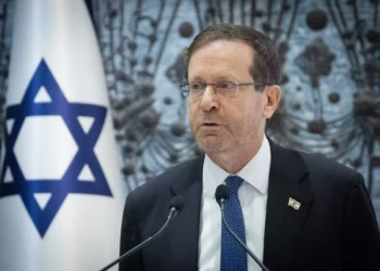 El presidente Isaac Herzog asiste a una ceremonia en la que se prorroga el mandato del gobernador del Banco de Israel, Amir Yaron, por otro mandato de cinco años, en la residencia presidencial en Jerusalén, el 18 de diciembre de 2023. (Chaim Goldberg/FLASH90)
