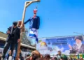 Los manifestantes cuelgan una efigie del primer ministro israelí durante el funeral de siete miembros del Cuerpo de la Guardia Revolucionaria Islámica muertos en un ataque en Siria, del que Irán atribuyó a Israel, en Teherán el 5 de abril de 2024. (Atta Kenare/AFP)