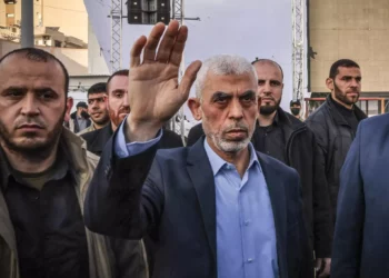 Yahya Sinwar, jefe de Hamás en la Franja de Gaza, saluda a sus seguidores en la ciudad de Gaza, el 14 de abril de 2023. (Mohammed Abed/AFP)