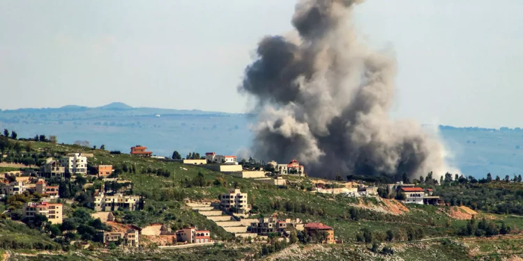 Nubes de humo salen de la zona de un ataque aéreo israelí en la aldea de Khiam, en el sur del Líbano, cerca de la frontera con Israel, el 8 de abril de 2024. (Rabih Daher / AFP)