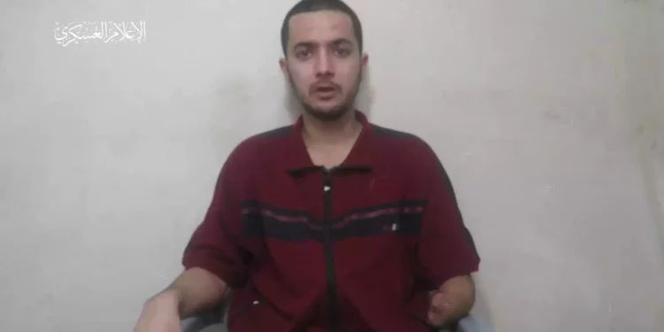 El rehén israelí-estadounidense Hersh Goldberg-Polin, de 23 años, cautivo en Gaza desde el 7 de octubre, en un video propagandístico de Hamás publicado el 24 de abril de 2024. (Captura de pantalla: Telegram)