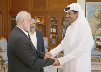 El emir Tamim bin Hamad al-Thani (derecha), gobernante de Qatar desde 2013, en una reunión con el líder del politburó de Hamás, Ismail Haniyeh (izquierda), y el funcionario Khaled Mashal, en Doha, el 17 de octubre de 2016 (folleto del gobierno de Qatar)
