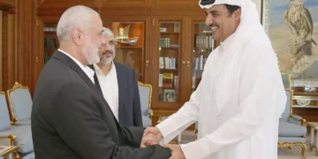El emir Tamim bin Hamad al-Thani (derecha), gobernante de Qatar desde 2013, en una reunión con el líder del politburó de Hamás, Ismail Haniyeh (izquierda), y el funcionario Khaled Mashal, en Doha, el 17 de octubre de 2016 (folleto del gobierno de Qatar)