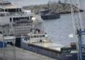 Ilustrativo: El segundo barco, a la izquierda, con ayuda alimentaria del grupo de ayuda World Central Kitchen se prepara para partir hacia Gaza, en el puerto de Larnaca, Chipre, el 16 de marzo de 2024. (AP/Petros Karadjias)