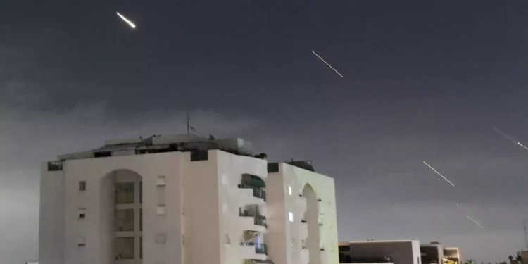 Los sistemas de defensa aérea israelíes interceptan misiles disparados desde Irán, en el centro de Israel, el 14 de abril de 2024. (Foto AP/Tomer Neuberg)