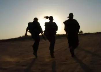 Ilustrativo: Mujeres soldados entrenan en el desierto de Negev. (Gili Yaari/Flash90)