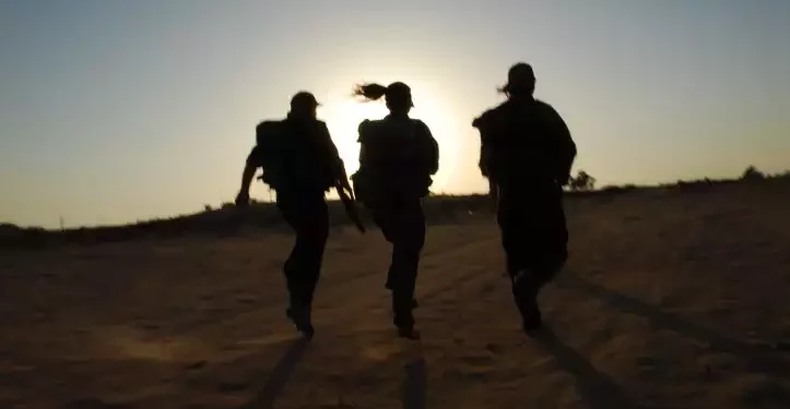 Ilustrativo: Mujeres soldados entrenan en el desierto de Negev. (Gili Yaari/Flash90)