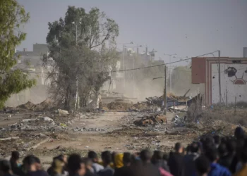 Archivo: Los palestinos intentan regresar al norte de Gaza mientras un tanque israelí bloquea la carretera Salah al-Din en el centro de la Franja de Gaza el viernes 24 de noviembre de 2023, cuando el alto el fuego temporal entra en vigor. (Foto AP/Hatem Moussa)