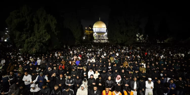 Fieles musulmanes asisten a las oraciones matutinas del mes sagrado del Ramadán, en la Mezquita de Al Aqsa en el recinto del Monte del Templo en la Ciudad Vieja de Jerusalén, el 6 de abril de 2024. 

(Jamal Awad/Flash90)