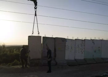 Trabajadores instalaron un muro de concreto en un área frente a un jardín de infantes, ubicado en las proximidades de la frontera entre Israel y Gaza en Sderot, el 20 de marzo de 2024. (Foto AP/Leo Correa)