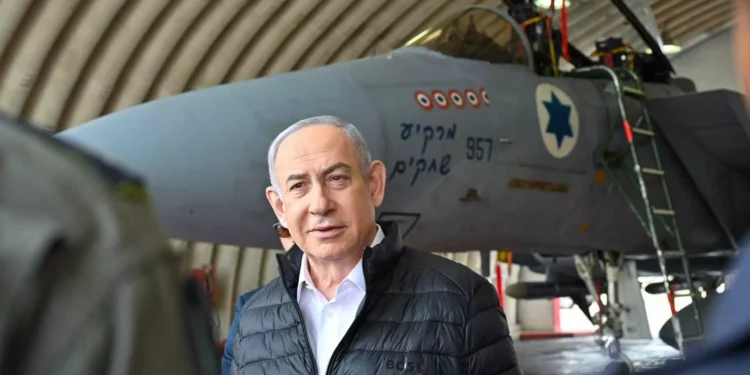 El primer ministro Benjamín Netanyahu visita una base de F-15 de la Fuerza Aérea el 11 de abril de 2024. (Kobi Gideon/GPO)
