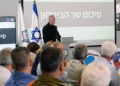 El ministro de Defensa, Yoav Gallant, habla durante un simulacro de comando en el frente interno en Haifa, el 3 de abril de 2024. (Ariel Hermoni/Ministerio de Defensa)