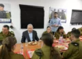 El primer ministro Benjamín Netanyahu se reúne con nuevos reclutas que se incorporan al Cuerpo de Defensa Fronteriza de las FDI en la base militar de Tel Hashomer, el 9 de abril de 2024. (Amos Ben Gershom/GPO)