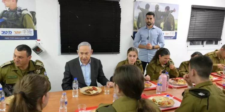 El primer ministro Benjamín Netanyahu se reúne con nuevos reclutas que se incorporan al Cuerpo de Defensa Fronteriza de las FDI en la base militar de Tel Hashomer, el 9 de abril de 2024. (Amos Ben Gershom/GPO)