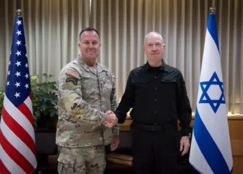 Archivo: El comandante general del CENTCOM de EE. UU. Michael Kurilla (izq. ) se reúne con el ministro de Defensa, Yoav Gallant, en Israel en una fotografía publicada el 4 de marzo de 2024 (Ministerio de Defensa/Shachar Yurman)