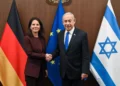 La ministra de Relaciones Exteriores de Alemania, Annalena Baerbock, a la izquierda, se reúne con el primer ministro Benjamin Netanyahu en Jerusalén, el 17 de abril de 2024. (Maayan Toaf/GPO)