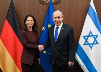 La ministra de Relaciones Exteriores de Alemania, Annalena Baerbock, a la izquierda, se reúne con el primer ministro Benjamin Netanyahu en Jerusalén, el 17 de abril de 2024. (Maayan Toaf/GPO)