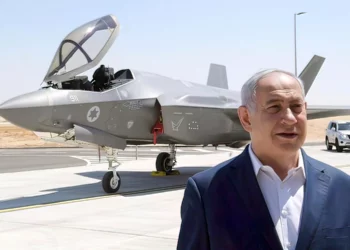 El primer ministro Benjamin Netanyahu se encuentra frente a un caza de combate F-35 en la base de Nevatim de la Fuerza Aérea de Israel en el sur de Israel. (Amos Ben Gershom / GPO)