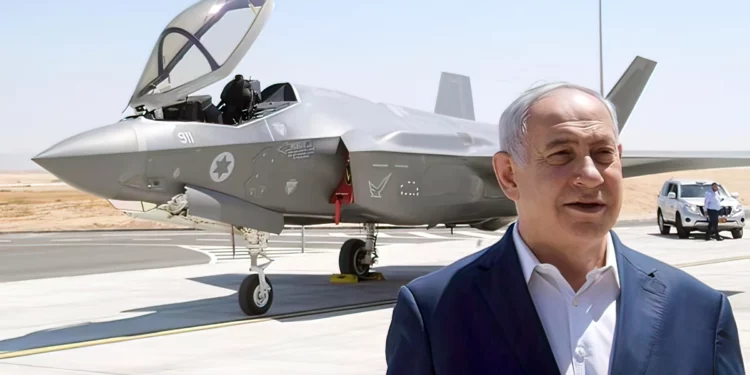 El primer ministro Benjamin Netanyahu se encuentra frente a un caza de combate F-35 en la base de Nevatim de la Fuerza Aérea de Israel en el sur de Israel. (Amos Ben Gershom / GPO)