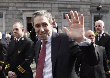 El nuevo primer ministro de Irlanda, Simon Harris, saluda a los medios y a la multitud tras su elección frente a Leinster House en Dublín, Irlanda, el martes 9 de abril de 2024. Harris fue seleccionado después de que dimitiera el anterior primer ministro Leo Varadkar. (Foto AP/Peter Morrison)