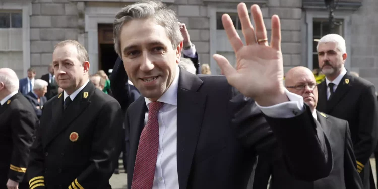 El nuevo primer ministro de Irlanda, Simon Harris, saluda a los medios y a la multitud tras su elección frente a Leinster House en Dublín, Irlanda, el martes 9 de abril de 2024. Harris fue seleccionado después de que dimitiera el anterior primer ministro Leo Varadkar. (Foto AP/Peter Morrison)