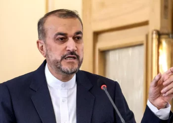 El ministro de Relaciones Exteriores de Irán, Hossein Amir-Abdollahian, informa a la prensa en su sede en Teherán el 14 de abril de 2024. (Atta Kenare/AFP)