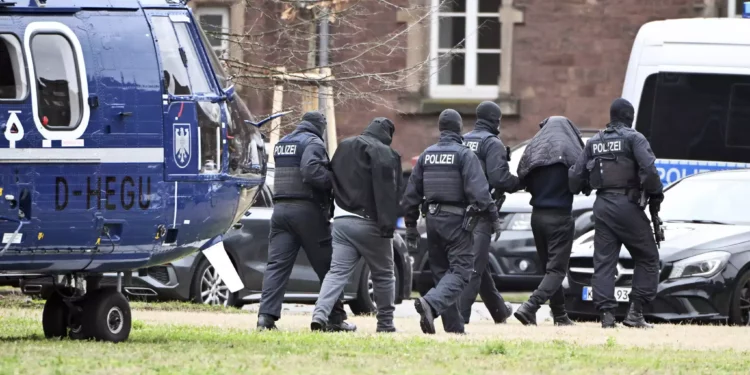 Archivo - Dos sospechosos son conducidos desde un helicóptero hasta un automóvil por agentes de policía en un helipuerto en Karlsruhe, Alemania, el 15 de diciembre de 2023.
(Uli Deck/dpa vía AP)