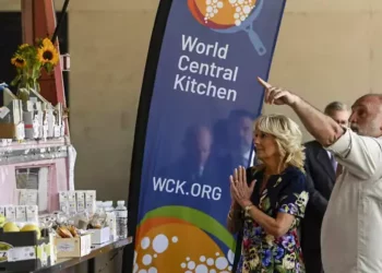 La Primera Dama Jill Biden y el chef español José Andrés de World Central Kitchen saludan a voluntarios de la asociación World Central Kitchen durante una visita a un centro de recepción para refugiados ucranianos en Madrid, España, el 28 de junio de 2022. (Oscar del Pozo/Pool Photo via AP, Archivo)