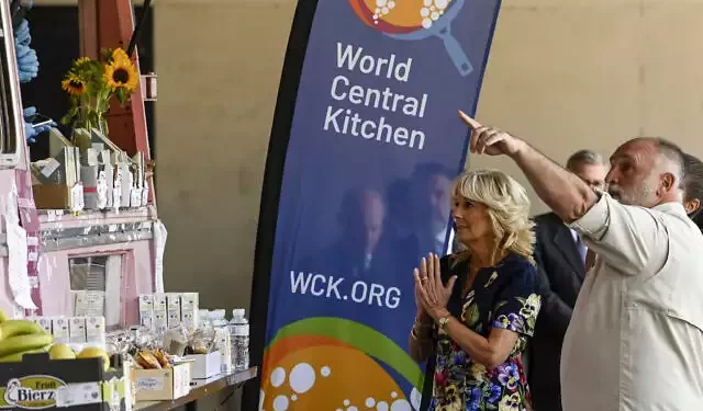 La Primera Dama Jill Biden y el chef español José Andrés de World Central Kitchen saludan a voluntarios de la asociación World Central Kitchen durante una visita a un centro de recepción para refugiados ucranianos en Madrid, España, el 28 de junio de 2022. (Oscar del Pozo/Pool Photo via AP, Archivo)
