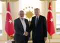 El presidente de Turquía, Recep Tayyip Erdogan, a la derecha, estrecha la mano del jefe del movimiento terrorista Hamás, Ismail Haniyeh, antes de su reunión en Estambul, el 1 de febrero de 2020. (Servicio de Prensa Presidencial vía AP, Pool/ Archivo)