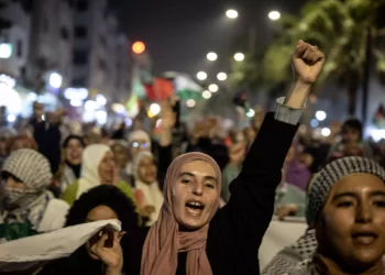 Manifestantes marroquíes participan en una manifestación de solidaridad con los palestinos tras el Día de Quds (Jerusalén), una conmemoración en apoyo del pueblo palestino el último viernes del mes sagrado musulmán del Ramadán, en la ciudad de Casablanca a principios del 6 de abril de 2024. 

( Fadel Senna/AFP)