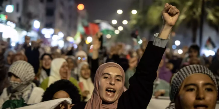 Manifestantes marroquíes participan en una manifestación de solidaridad con los palestinos tras el Día de Quds (Jerusalén), una conmemoración en apoyo del pueblo palestino el último viernes del mes sagrado musulmán del Ramadán, en la ciudad de Casablanca a principios del 6 de abril de 2024. 

( Fadel Senna/AFP)