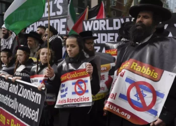 Manifestantes pro palestinos y antiisraelíes participan en una manifestación el Día de Quds, en Londres, el 5 de abril de 2024. (Foto AP/Kin Cheung)