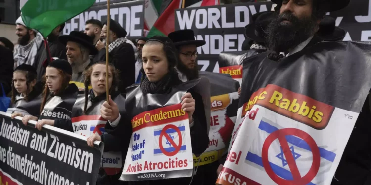 Manifestantes pro palestinos y antiisraelíes participan en una manifestación el Día de Quds, en Londres, el 5 de abril de 2024. (Foto AP/Kin Cheung)