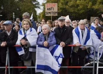 La gente escucha discursos durante una manifestación contra el antisemitismo y para mostrar solidaridad con Israel en Berlín, Alemania, el 22 de octubre (Markus Schreiber/AP)