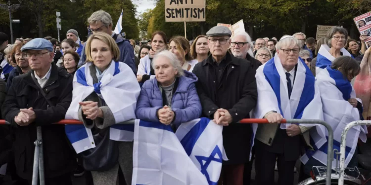 La gente escucha discursos durante una manifestación contra el antisemitismo y para mostrar solidaridad con Israel en Berlín, Alemania, el 22 de octubre (Markus Schreiber/AP)
