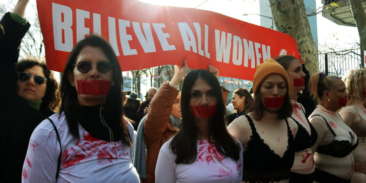 Los manifestantes se reúnen frente a la sede de la ONU en la ciudad de Nueva York el 4 de diciembre de 2023 para protestar por el silencio percibido de la comunidad internacional sobre la violencia sexual cometida por los terroristas de Hamás contra mujeres israelíes durante la masacre del 7 de octubre.

(Carli Fogel)