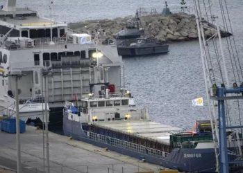 Ilustrativo: El segundo barco, a la izquierda, con ayuda alimentaria del grupo de ayuda World Central Kitchen se prepara para partir hacia Gaza, en el puerto de Larnaca, Chipre, el 16 de marzo de 2024. (AP/Petros Karadjias)