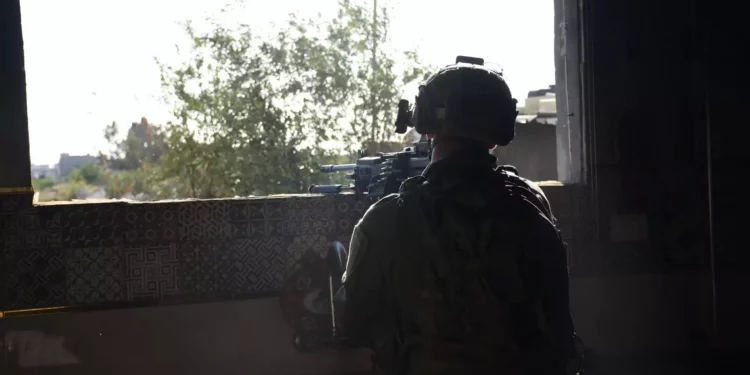 Soldados de las FDI operan en el centro de la Franja de Gaza en una fotografía sin fecha publicada el 10 de abril de 2024 (Fuerzas de Defensa de Israel).