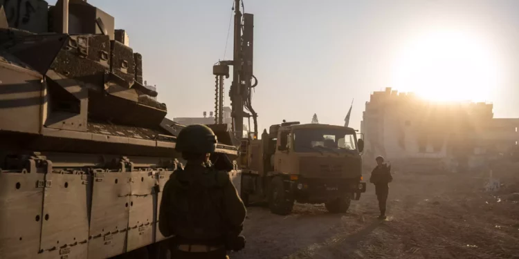 Se ve una plataforma de perforación montada en camión de Ingeniería de Combate de las FDI en la Plaza Palestina en el barrio Rimal de la ciudad de Gaza, el 19 de diciembre de 2023. (Emanuel Fabian/Times of Israel)