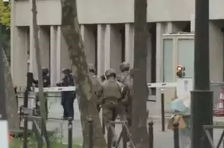 Las tropas se preparan para entrar en el consulado iraní en París el 19 de abril de 2024. (Captura de pantalla/X)