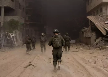 Soldados de las FDI operan en la Franja de Gaza en esta fotografía sin fecha publicada el 2 de abril de 2024 (Fuerzas de Defensa de Israel).