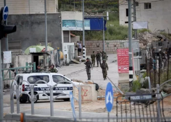 Tropas israelíes montan guardia cerca de la escena de un tiroteo, cerca de Hebrón, en Judea y Samaria, el 21 de abril de 2024 (Wisam Hashlamoun/FLASH90)