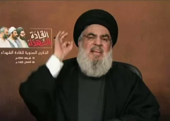Una imagen tomada del canal al-Manar TV de Hezbolá tomada el 16 de febrero de 2024 muestra al jefe del grupo terrorista libanés, Hassan Nasrallah, pronunciando un discurso televisado. (Al Manar/AFP)