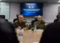El jefe del Comando Sur de las FDI, mayor general Yaron Finkelman (derecha), y el jefe de COGAT, mayor general Ghassan Alian, se reúnen con representantes de organizaciones de ayuda humanitaria en el cuartel general del Comando Sur en Beersheba, el 10 de abril de 2024. (Fuerzas de Defensa de Israel)