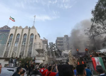 El personal de emergencia y de seguridad busca entre los escombros en el lugar de los ataques que impactaron en un edificio anexo a la embajada iraní en la capital de Siria, Damasco, el 1 de abril de 2024. (LOUAI BESHARA/ AFP)