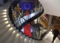 Un hombre baja las escaleras durante una sesión especial sobre lobby, el 12 de diciembre de 2022 en el Parlamento Europeo en Estrasburgo, este de Francia. (Foto AP/Jean-François Badias)