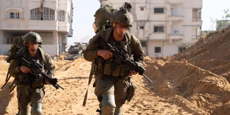 Tropas de la 7ª Brigada Blindada operan en Jabaliya, en el norte de Gaza, en una imagen publicada el 17 de mayo de 2024. (Fuerzas de Defensa de Israel)