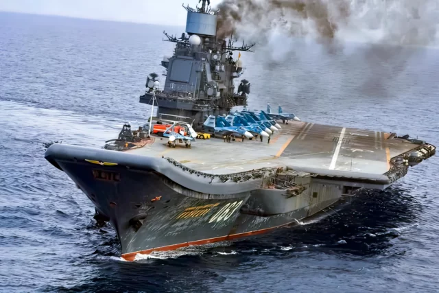 Rusia se aferra a su portaaviones obsoleto que echa humo negro