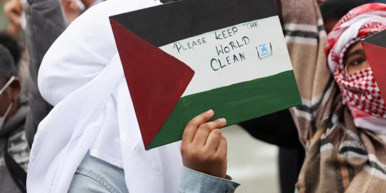 Manifestantes antiisraelíes en Berkeley irrumpen en conmemoración del Holocausto